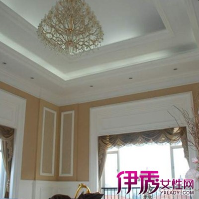 2.将客厅四周的吊顶做厚